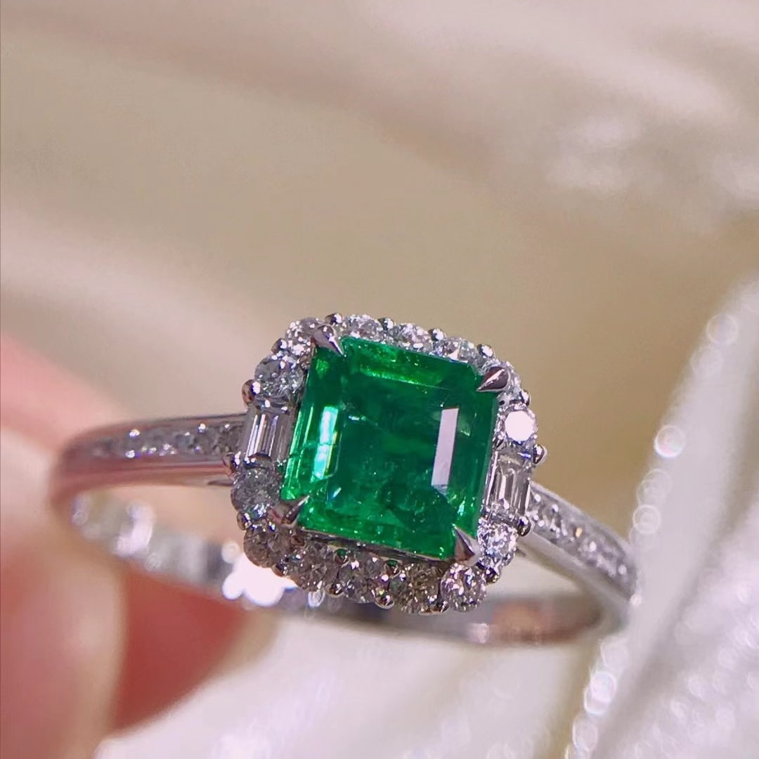14K GOLD 0.88 CTW VIVID GREEN NATURAL EMERALD and DIAMOND RING: Title:14K GOLD 0.88 CTW VIVID GREEN NATURAL EMERALD and DIAMOND RING Description:Ref:230678282Gold Content:14K GoldRing Size:7.25USMain Gemstone:EmeraldNumber of stones:1Shape:OctagonalCarat Weight:0.
