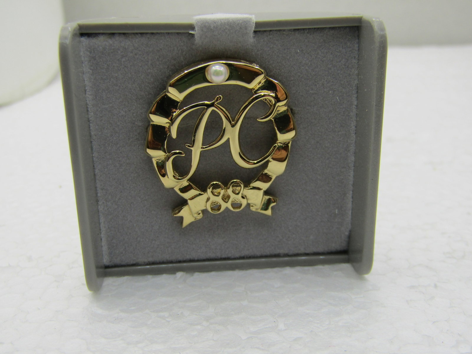 Avon 1988 President's Club Pin, In Original Box: Title: Avon 1988 President's Club Pin, In Original Box Description: Avon 1988 President's Club Pin, In Original Box, faux pearl, Gold tone. 1.25". Very good condition. (INV. WBLMX13o14.4 SS1522 LEB
