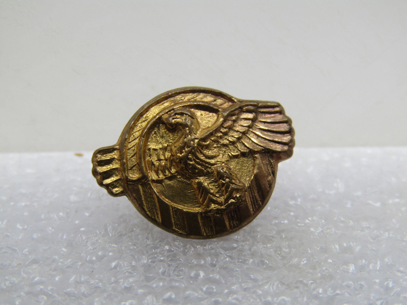 Vintage WWII Honorable Discharge Lapel Pin, Ruptured Duck: Title: Vintage WWII Honorable Discharge Lapel Pin, Ruptured Duck Description: Vintage WWII Honorable Discharge Lapel Pin, Ruptured Duck, it is appx. 3/4" wide and 1/2" tall, gold tone. It has a screw 