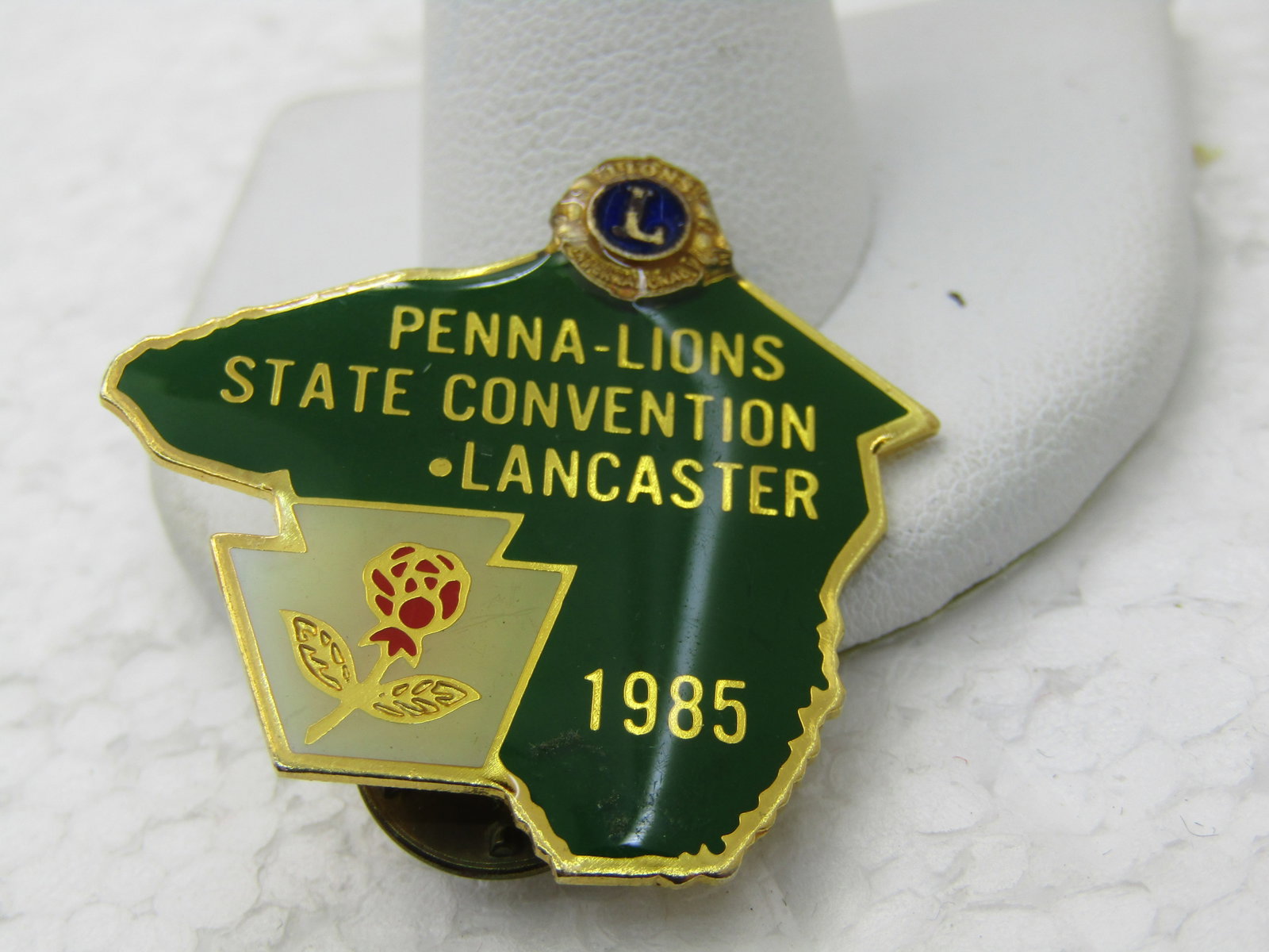 Vintage PA Lions Club State Convention 1985 Pin, Enameled: Title: Vintage PA Lions Club State Convention 1985 Pin, Enameled Description: Vintage PA Lions Club State Convention 1985 Pin, Enameled Lions Club logo on top with the Lancaster red Rose keystone. Gre