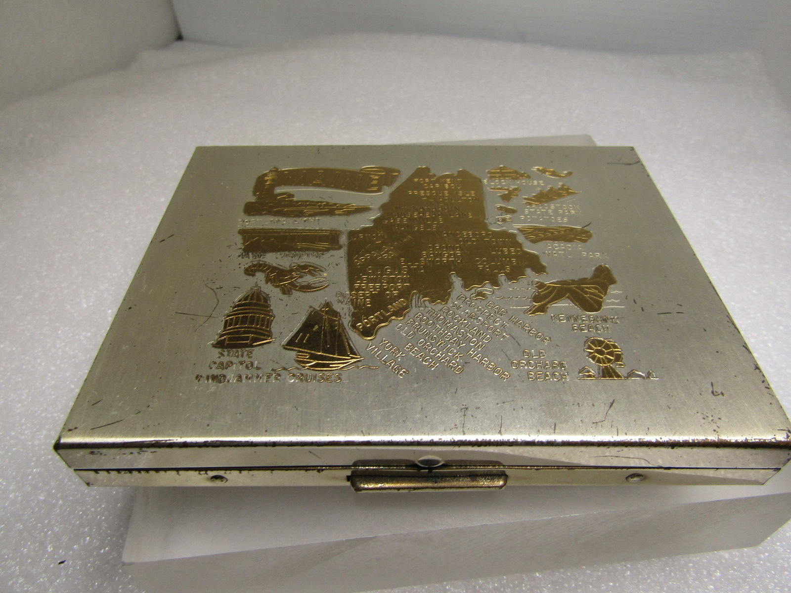 Vintage Maine Cigarette Compact, 1960's. Souvenir type case (1 of 5)