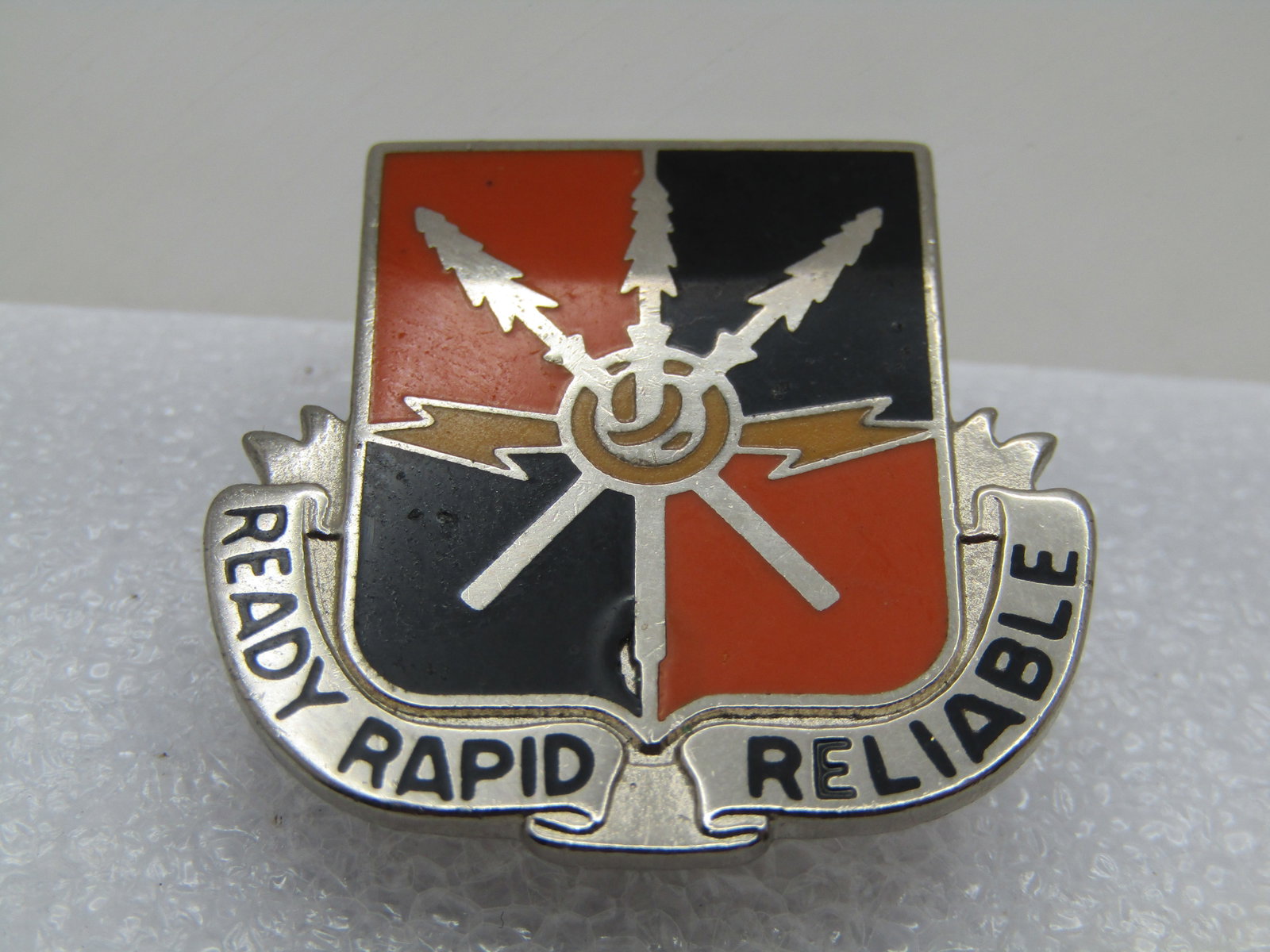 Vintage Enameled Ready, Rapid, Reliable Tack Pin,US. Arm 442nd Batallion Crest (1 of 7)