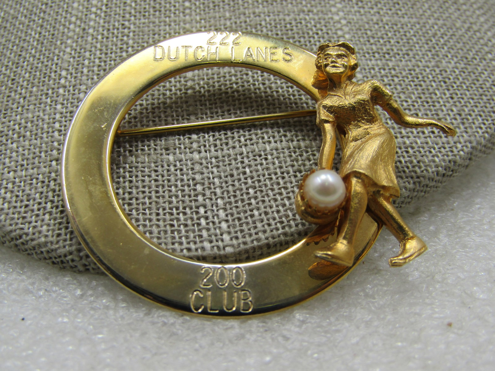 Vintage Dutch Bowling Lanes Ladies 200 Club Brooch - 2