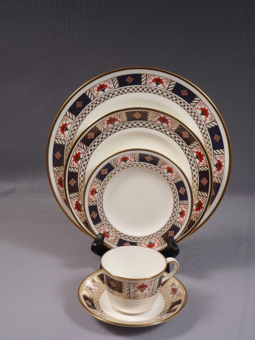 ROYAL CROWN DERBY BORDER Imari Bread Plate Tea Coffee Cup England Dinner: This is a beautiful and timeless place setting made by Royal Crown Derby. The set is in DERBY BORDER pattern. It is decorated with cobalt blue and rust border with gold rim. The set is marked with Roy