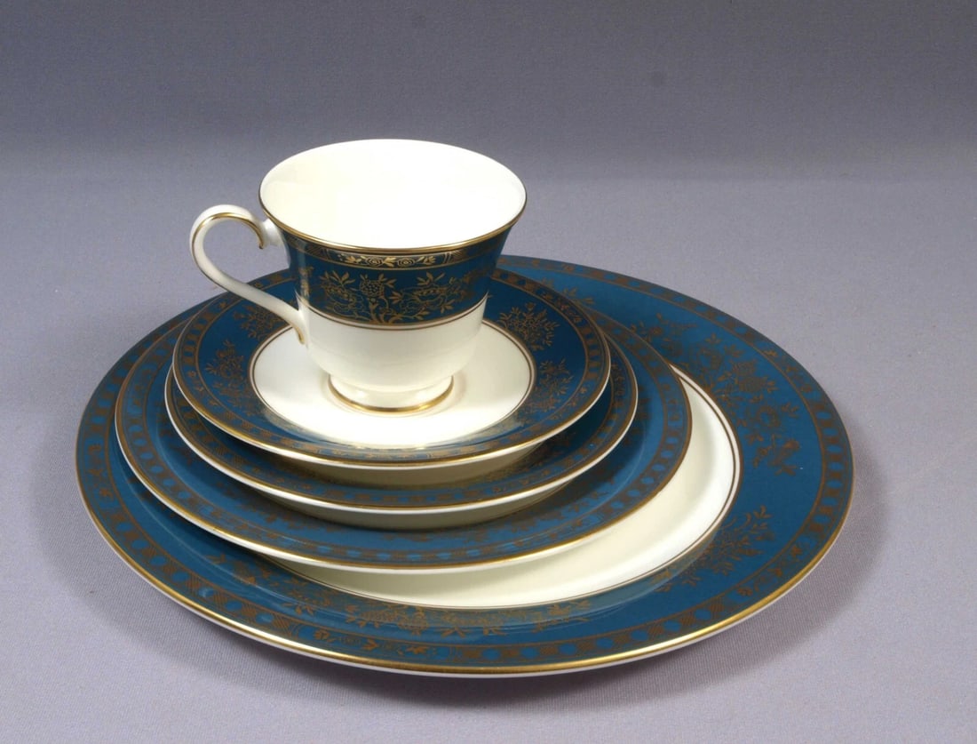 ROYAL DOULTON EARLSWOOD England Bread Salad Plate Coffee Tea cup Dinner (1 of 8)