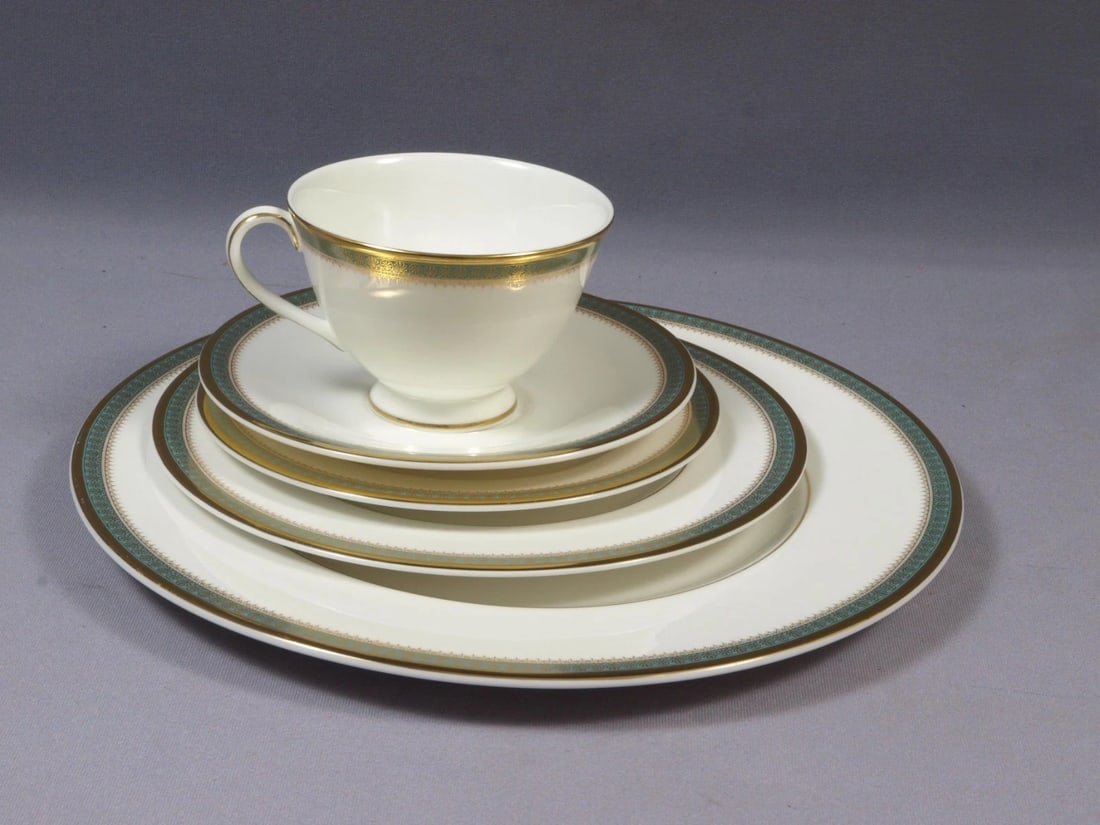 ROYAL DOULTON Clarendon Place Setting Dinner Salad Plate cup H4993 England Green (1 of 8)