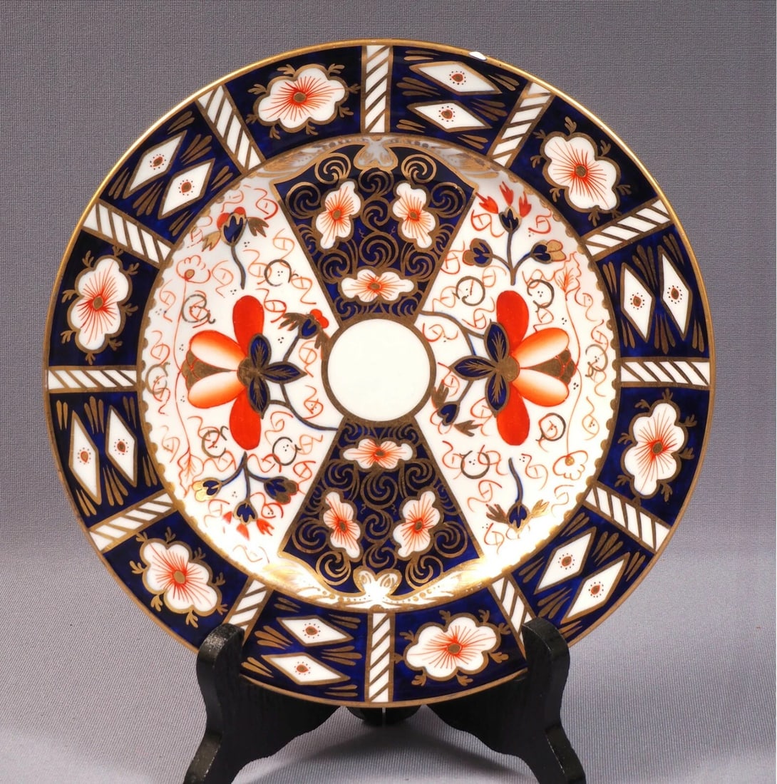 ROYAL CROWN DERBY ROYAL Traditional Imari Luncheon Salad Plate 2451 7 1/8" Older (1 of 4)