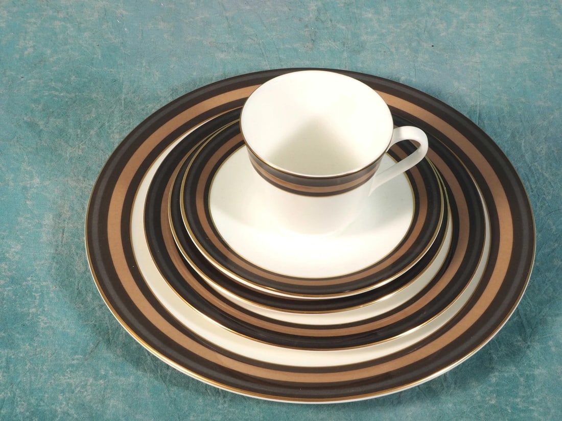 ROYAL DOULTON Cadenza 5 piece place setting NEW England: This is a gorgeous Bone china 5 piece place setting, from the classical CADENZA (H5046) collection by Royal Doulton, Made in England. This pattern has been discontinued, it was originally manufactured