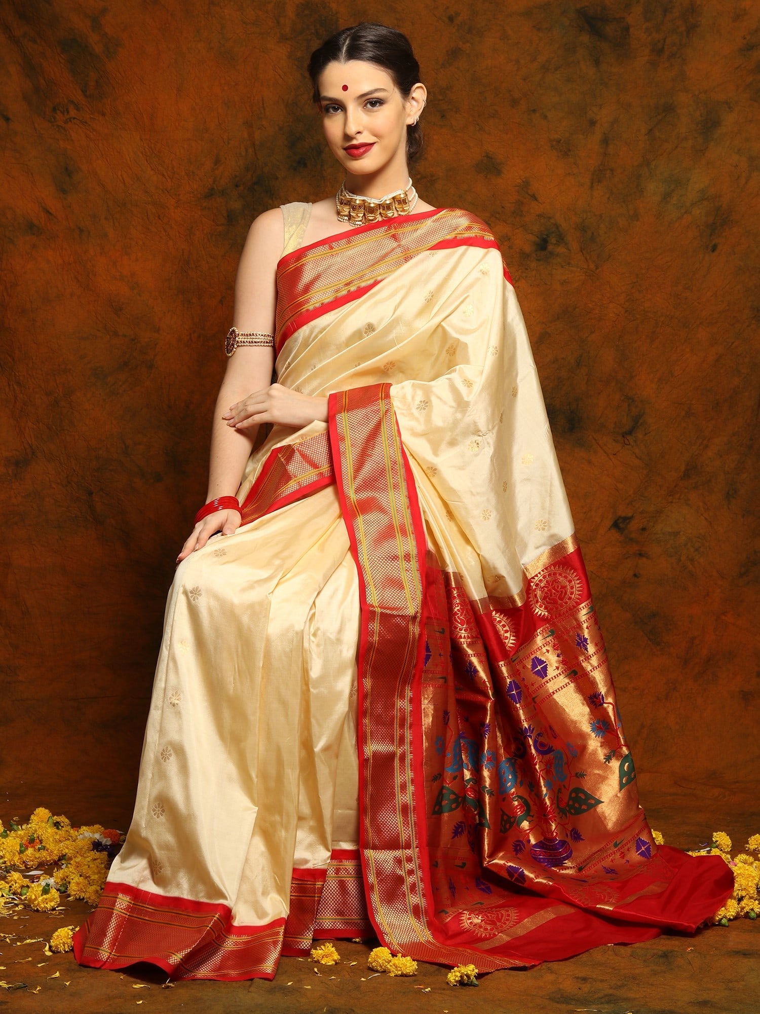 Golden White Maharani Paithani Saree with Chattai Border and Zari Butta: Title:Golden White Maharani Paithani Saree with Chattai Border and Zari Butta Description:The resplendent Golden White Maharani Paithani Saree , adorned with a Chattai Border and intricate Zari Butta