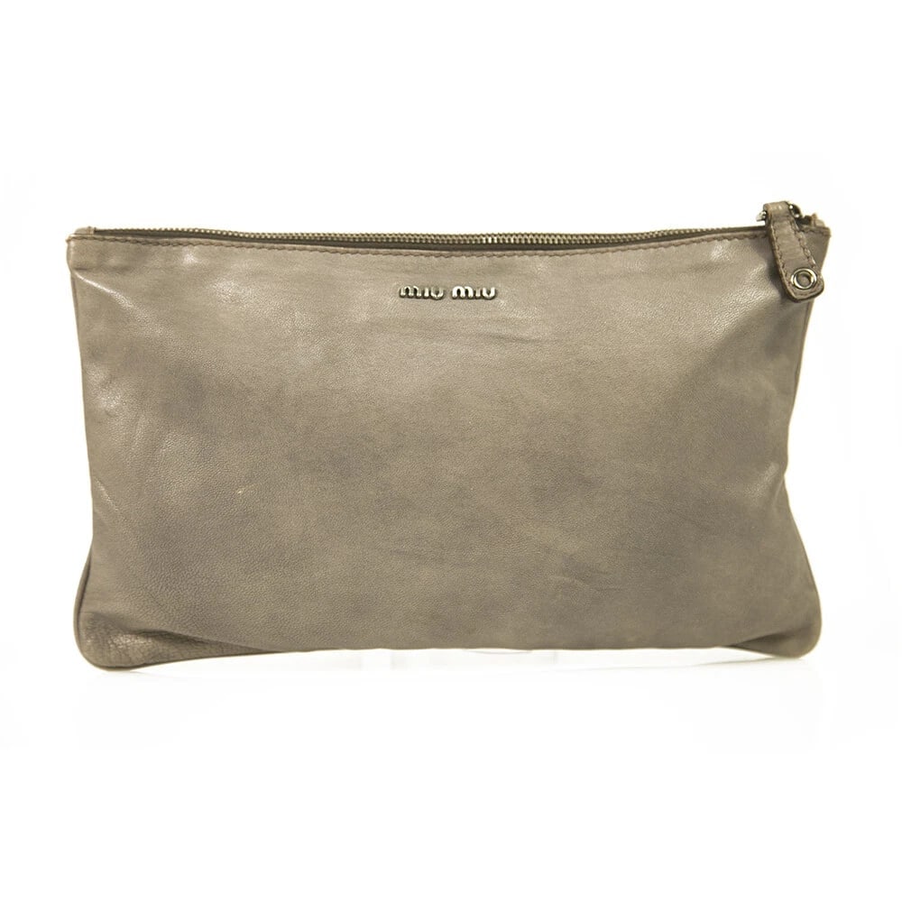 Miu Miu gray distressed leather medium sized clutch bag with gunmetal hardware: Title:Miu Miu gray distressed leather medium sized clutch bag with gunmetal hardware Description:Miu Miu gray distressed leather medium sized clutch bag with gunmetal hardware Miu Miu is the girlishly
