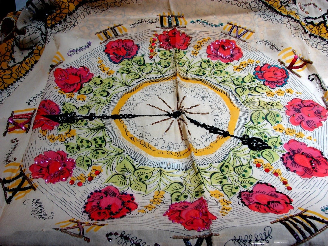 VINTAGE 36X32 SCARF CLOCK FLOWERS UNIQUE SEQUINS COLORFUL: Title: VINTAGE 36X32 SCARF CLOCK FLOWERS UNIQUE SEQUINS COLORFUL Dimension: 36'' X 32'' VINTAGE UNIQUE ONE OF A KIND CLOCK DESIGN COLORFUL Hurry up – we have ONLY ONE. Collection proudly offers