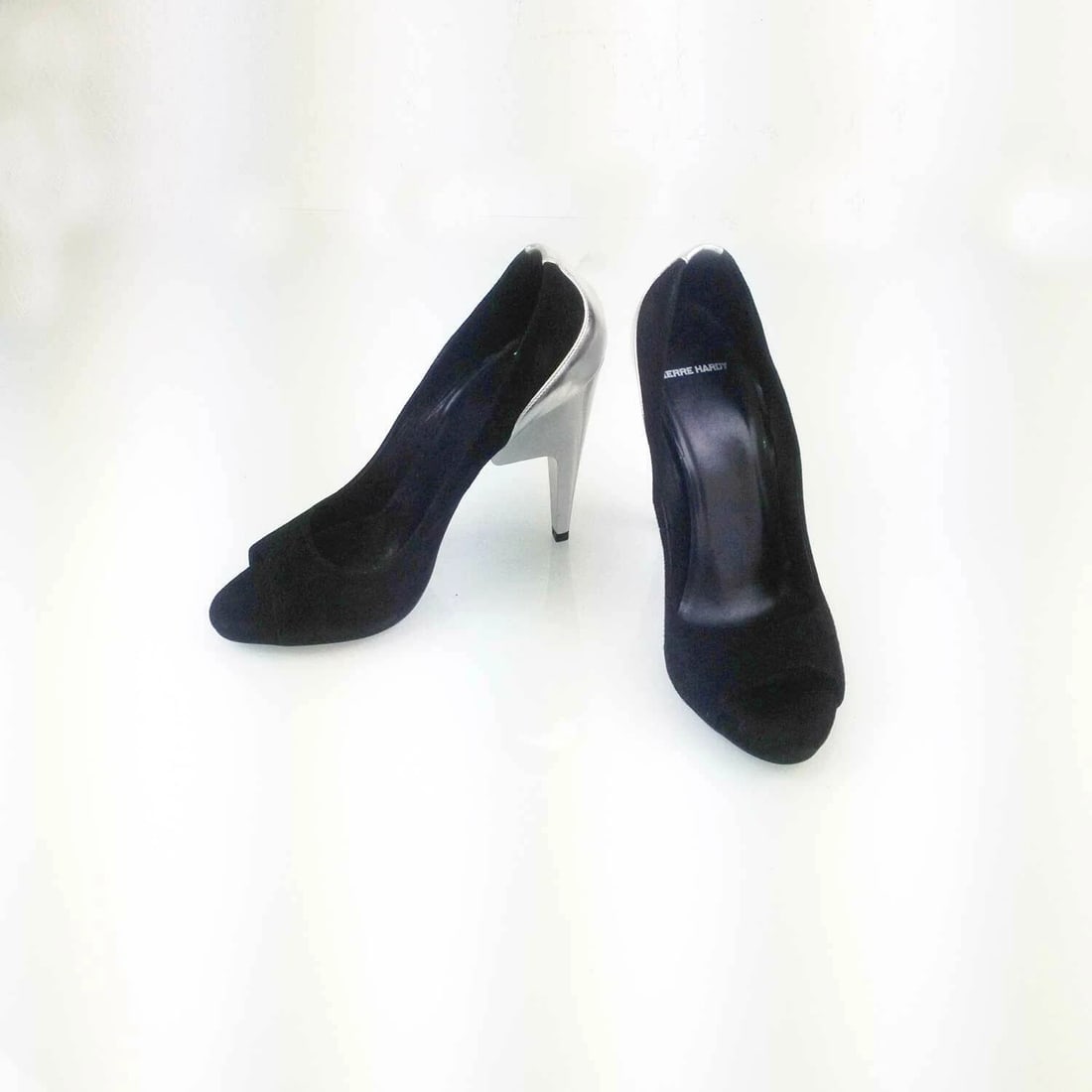 Pierre Hardy Twotone Black Suede and Silver Leather Stiletto Pumps 41: Title:Pierre Hardy Twotone Black Suede and Silver Leather Stiletto Pumps 41 Description:Pierre Hardy Twotone Black Suede and Silver Leather Stiletto Pumps 41 Combining a classic and futuristic
