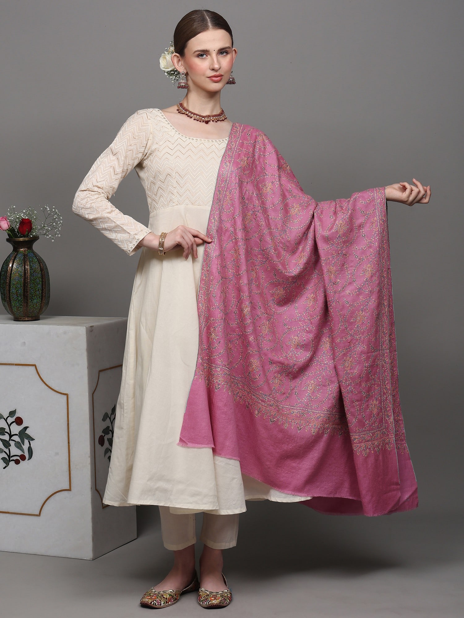 Mauve-Pink Pure Pashmina Shawl with Sozni Hand Embroidered Foliage Vines: Title:Mauve-Pink Pure Pashmina Shawl with Sozni Hand Embroidered Foliage Vines Description:Here is an elegant pure pashmina mauve pink shawl that exemplifies luxury. It is woven in Cashmere fabric and