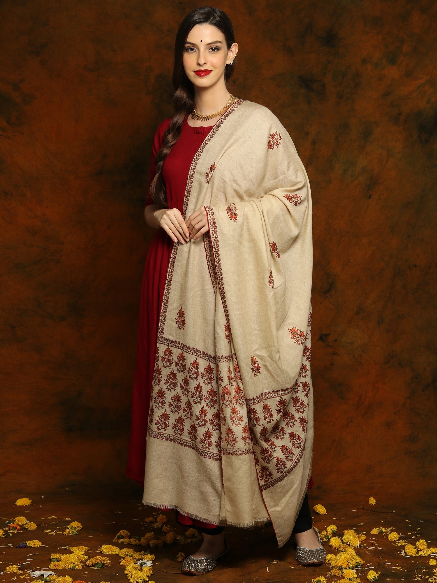 Cream Colored Pashmina Shawl with Sozni Floral Fine Embroidery and Rich Palla: Title:Cream Colored Pashmina Shawl with Sozni Floral Fine Embroidery and Rich Palla Description:Among other pure Pashmina masterpieces, this Cream-Colored Pashmina Shawl with Sozni Floral Fine Embroid