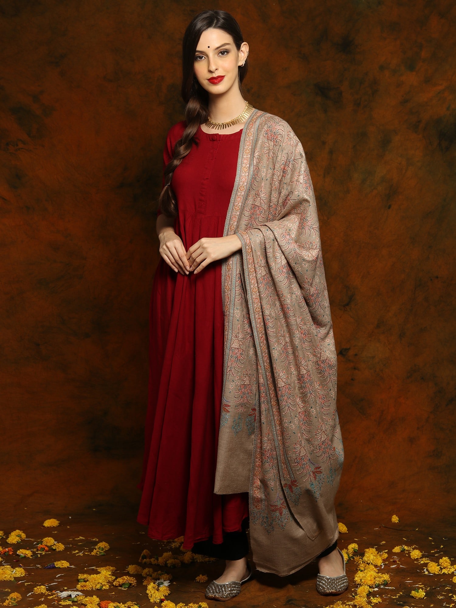 Grey Pure Ladakh Pashmina Shawl with Sozni Floral Fine All Over Embroidery: Title:Grey Pure Ladakh Pashmina Shawl with Sozni Floral Fine All Over Embroidery Description:This Grey Pure Ladakh Pashmina Shawl with Sozni Floral Fine All Over Embroidery speaks about the artistry o
