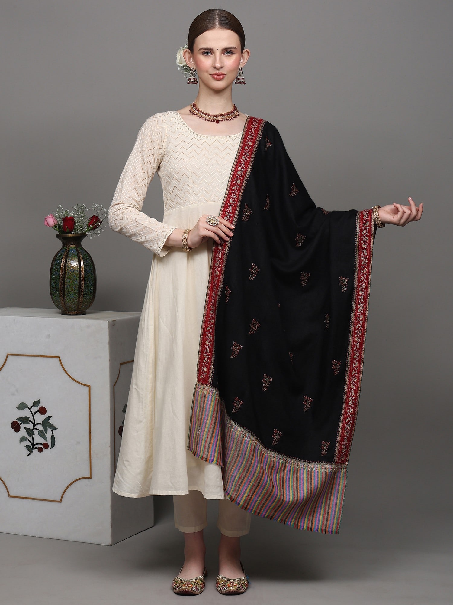 Black-Onyx Pure Pashmina Stole with Sozni Embroidered Floral Booits and Kani Border: Title:Black-Onyx Pure Pashmina Stole with Sozni Embroidered Floral Booits and Kani Border Description:Kashmir, the heavenly land, has generated a plethora of wonderful art forms. This is lovely
