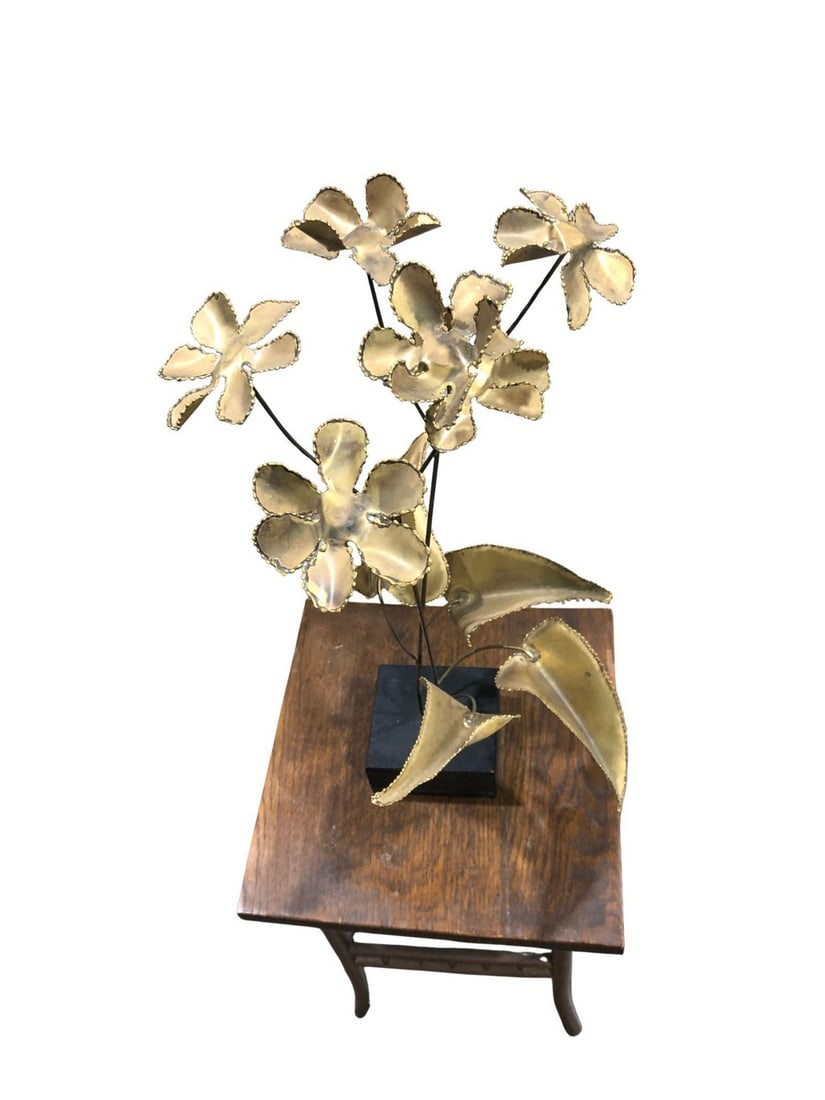 Mid-Century Modern Brass Floral Sculpture: A sophisticated Mid-Century Modern brass floral sculpture, likely from the 1960s. This piece features a bouquet of stylized brass flowers and foliage, meticulously crafted with textured edges to
