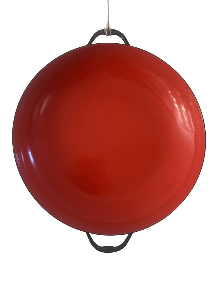 Vintage Enamelware Paella Pan / Serving Dish: This vintage enamelware pan, likely a paella pan or a large serving dish, features a vibrant red interior and a sleek black exterior. The pan is crafted from enamelled metal, showcasing a classic