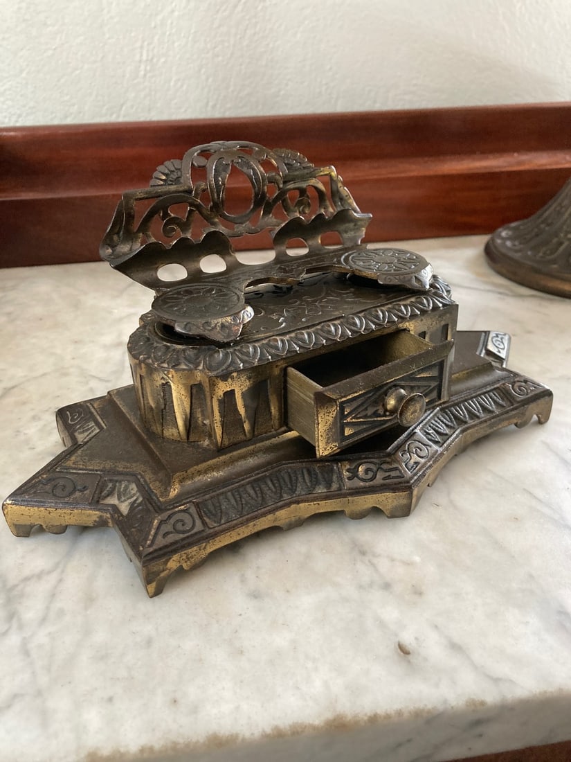Bradley & Hubbard double inkwell with pen rest and small drawer - 4