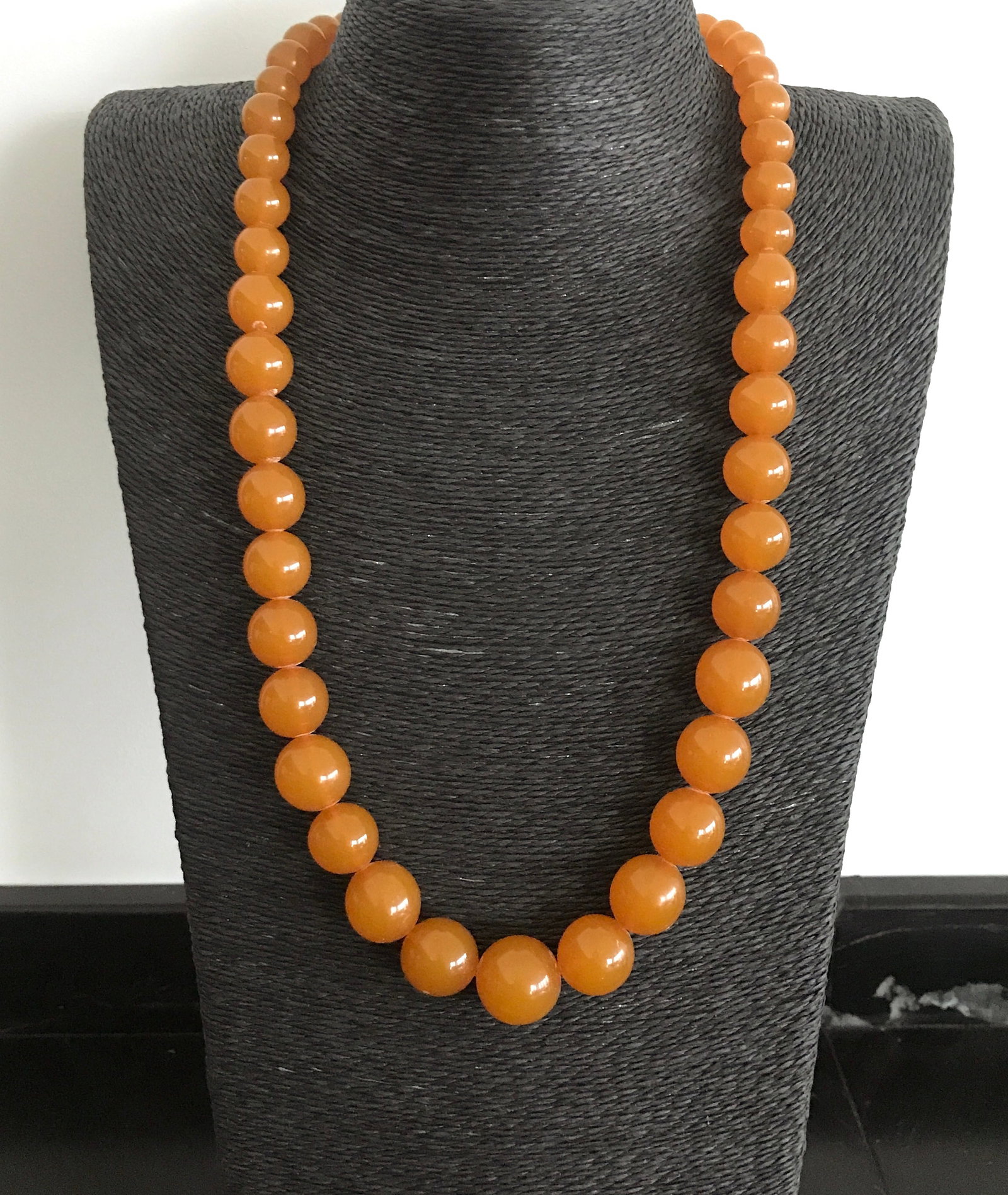 Impressive Vintage Amber Necklace made from Round Amber beads: Title: Impressive Vintage Amber Necklace made from Round Amber beads Metal: None Gemstone: Amber Weight: 79.44 g Size: Bead size: 9.25 to 14.35 mm Bead size: 0.364 to 0.565 inches Made of: (Reconstitu