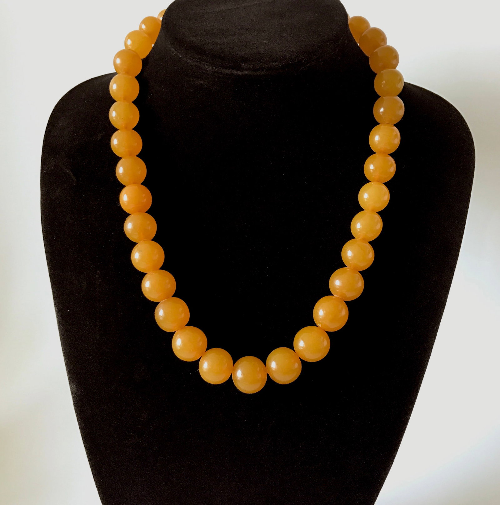 Magnificent Vintage Amber Necklace made from Round Amber beads: Title: Magnificent Vintage Amber Necklace made from Round Amber beads Metal: None Gemstone: Amber Weight: 75.3 g Size: Bead size: 11.6 to 17.0 mm Bead size: 0.457 to 0.669 inches Made of: