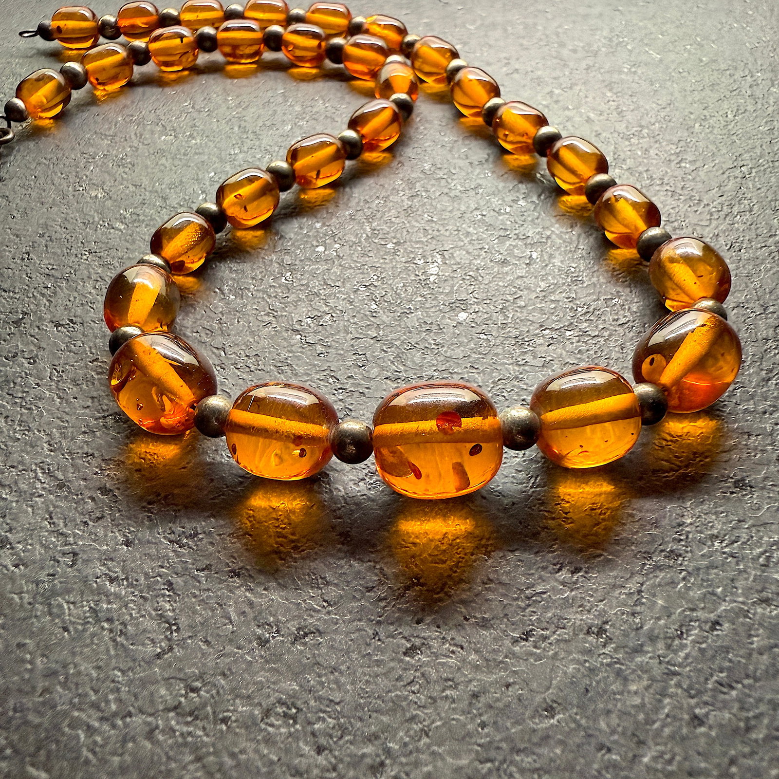 Exquisite Vintage Amber Necklace: Title: Exquisite Vintage Amber Necklace Metal: None Gemstone: Whole Stone Weight: 31.8 g Size: 50cm; 11x9-17x15mm Made of: (Reconstituted Amber or Whole Stone): Natural Amber Additional information:
