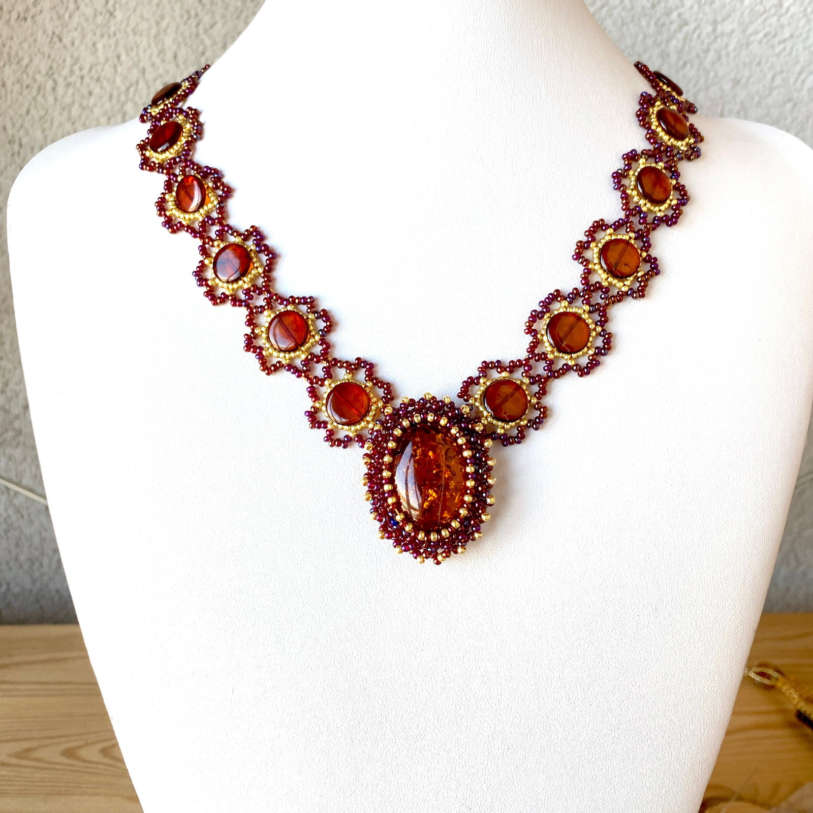 Unique and Beautiful Amber Floral Necklace made from leaf like bead ornaments: Title: Unique and Beautiful Amber Floral Necklace made from leaf like bead ornaments Metal: None Gemstone: Amber Weight: 29.88 g Size: Size: 500.0 x 40.0 x 10.0 mm Size: 19.685 x 1.575 x 0.394 inches