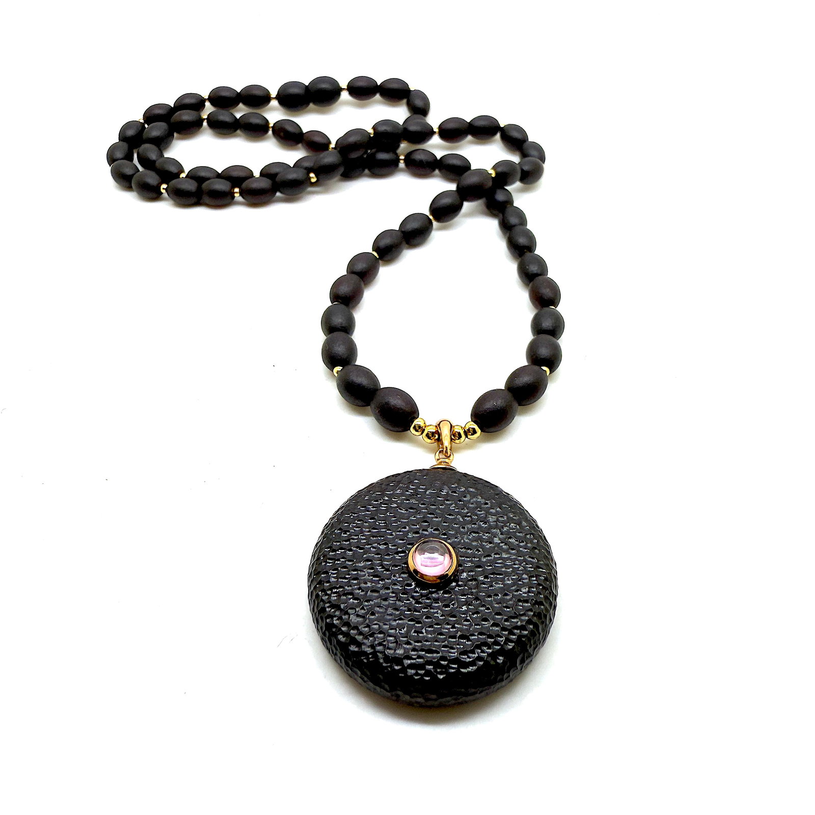 Impressive Amber Necklace with Amethyst: Title: Impressive Amber Necklace with Amethyst Metal: None Gemstone: Reconstituted Amber Weight: 18.8 g Size: ?33mm; 56cm Made of: (Reconstituted Amber or Whole Stone): Reconstituted Amber Additional