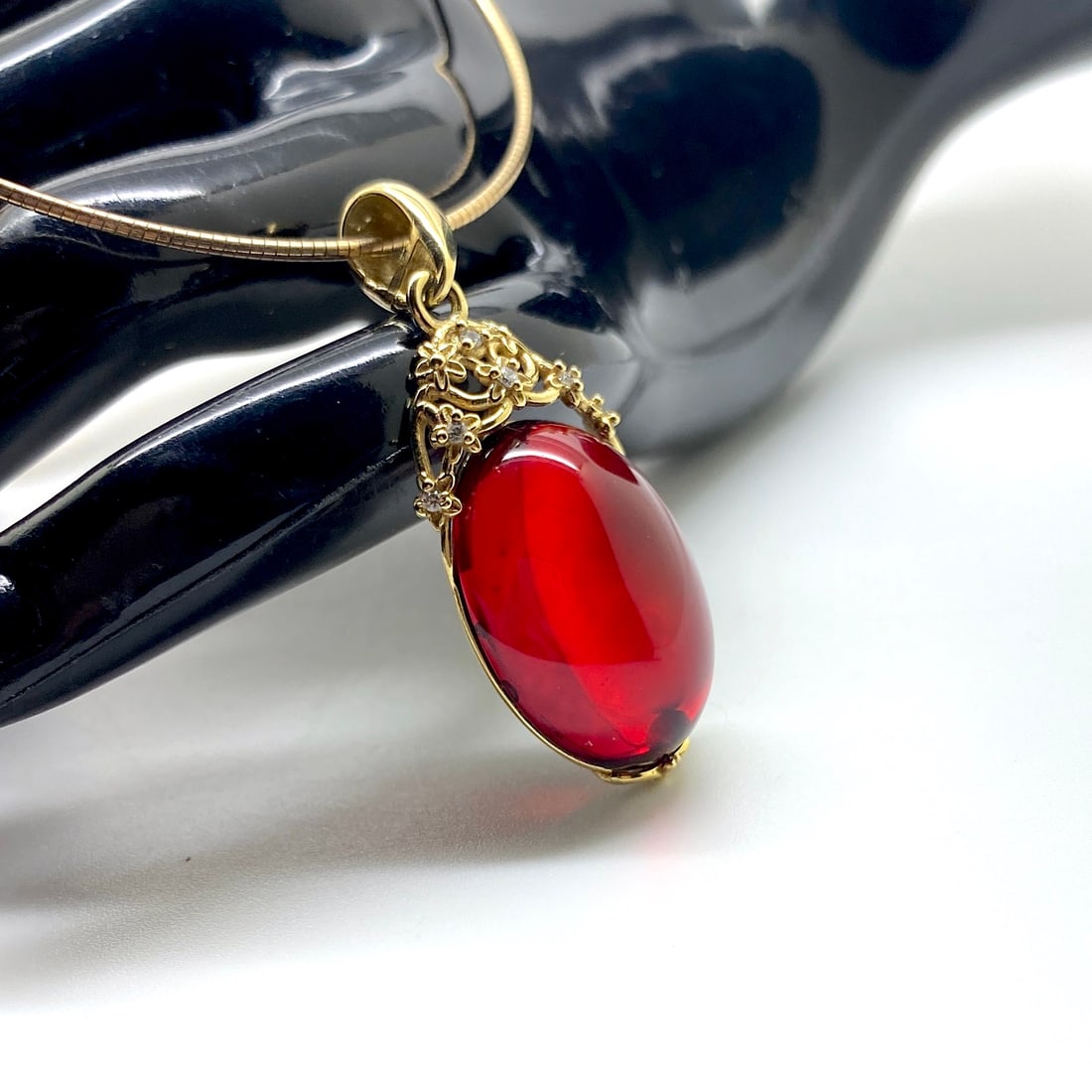 Remarkable Amber Pendant, shaped like a Drop - 7
