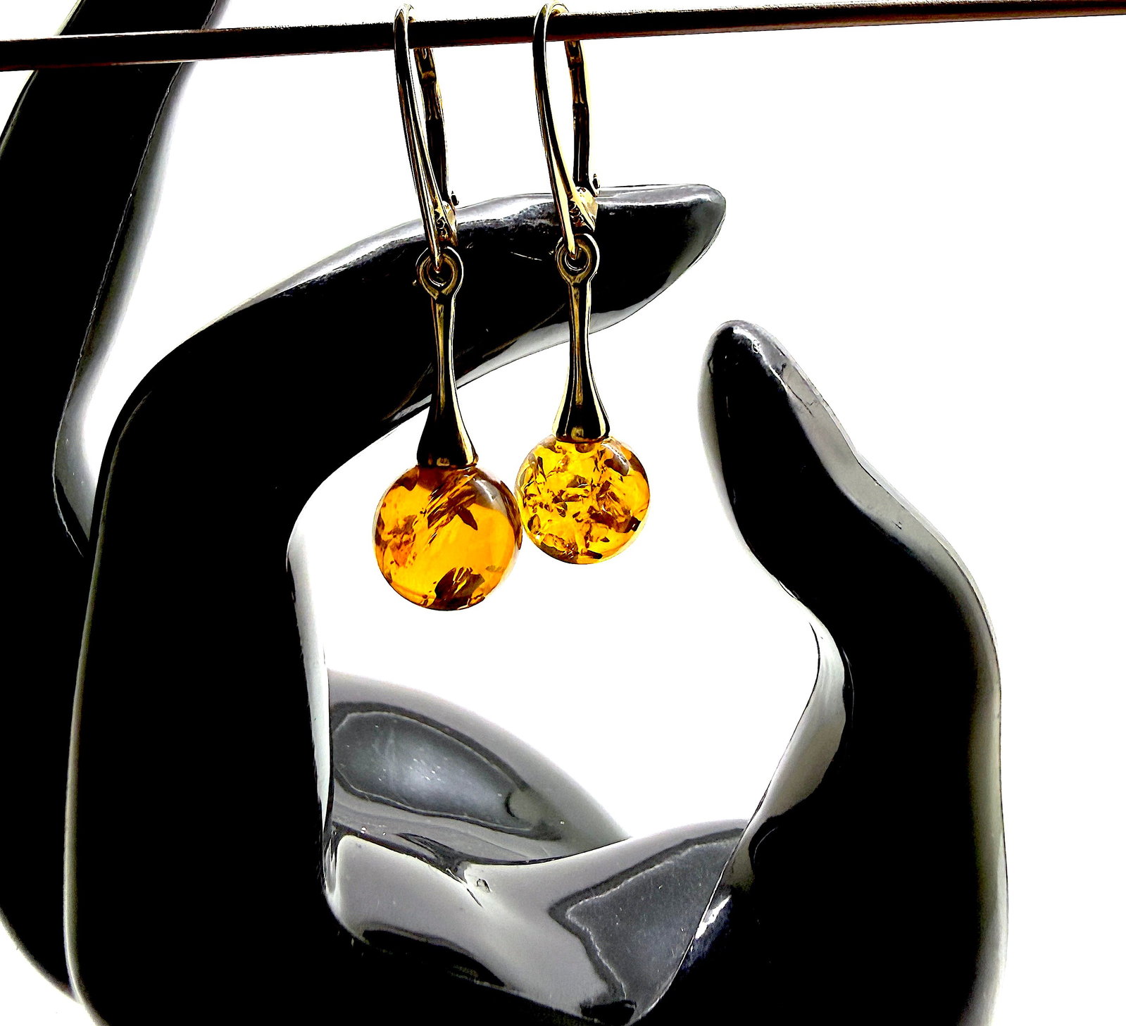Splendid Vintage Amber Earrings: Title: Splendid Vintage Amber Earrings Metal: 925 Silver-Gold Plated Gemstone: Whole Stone Weight: 3.3 g Size: 38x10mm Made of: (Reconstituted Amber or Whole Stone): Natural Amber Additional