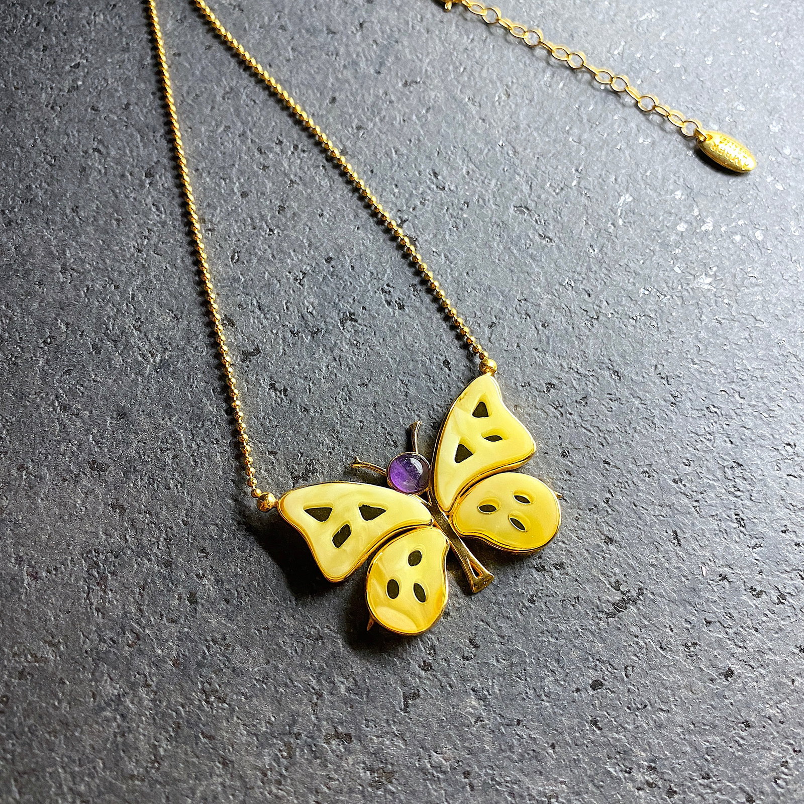 Extraordinary Amber Pendant with chain, shaped like a butterfly - 5