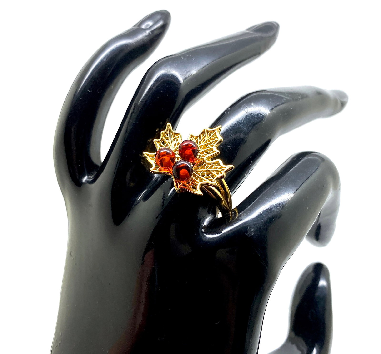 Unique and Beautiful Amber Ring: Title: Unique and Beautiful Amber Ring Metal: 925 Silver-Gold Plated Gemstone: Amber Weight: 3.17 g Size: Inner diameter: AdjustableSize: 19.0 x 20.0 x 25.0 mm Size: 0.748 x 0.787 x 0.984 inches Made 