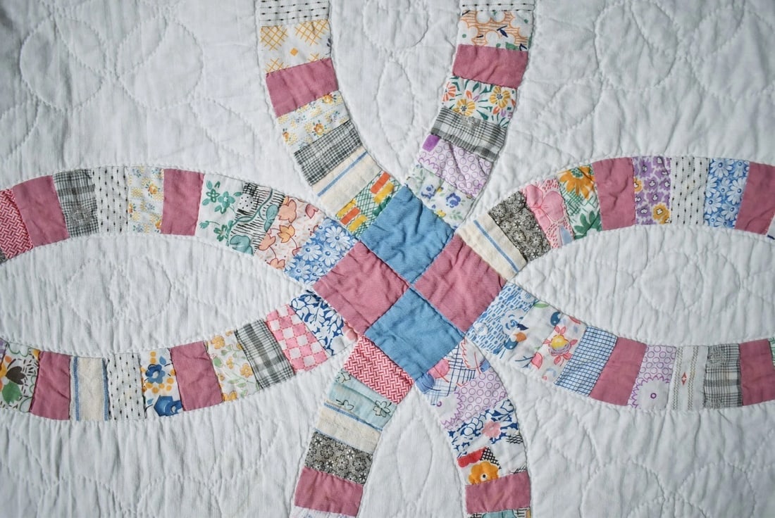 1930's Double Wedding Ring Quilt - 3