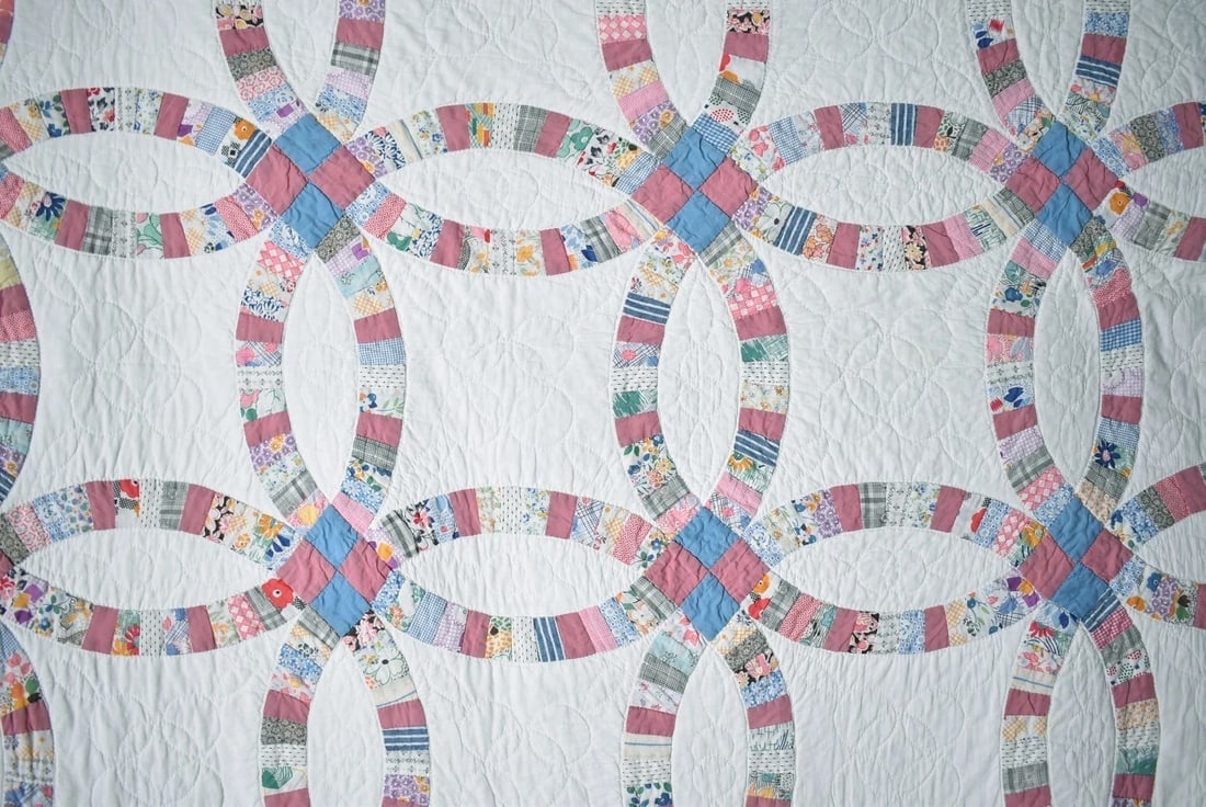1930's Double Wedding Ring Quilt - 6
