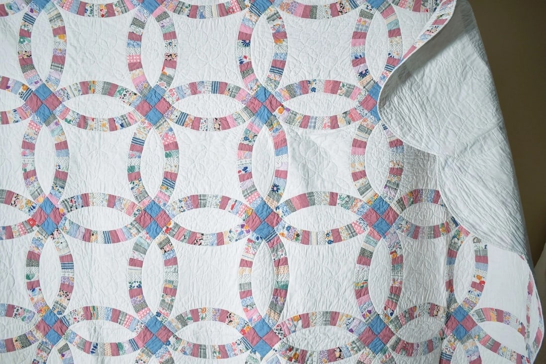 1930's Double Wedding Ring Quilt - 7