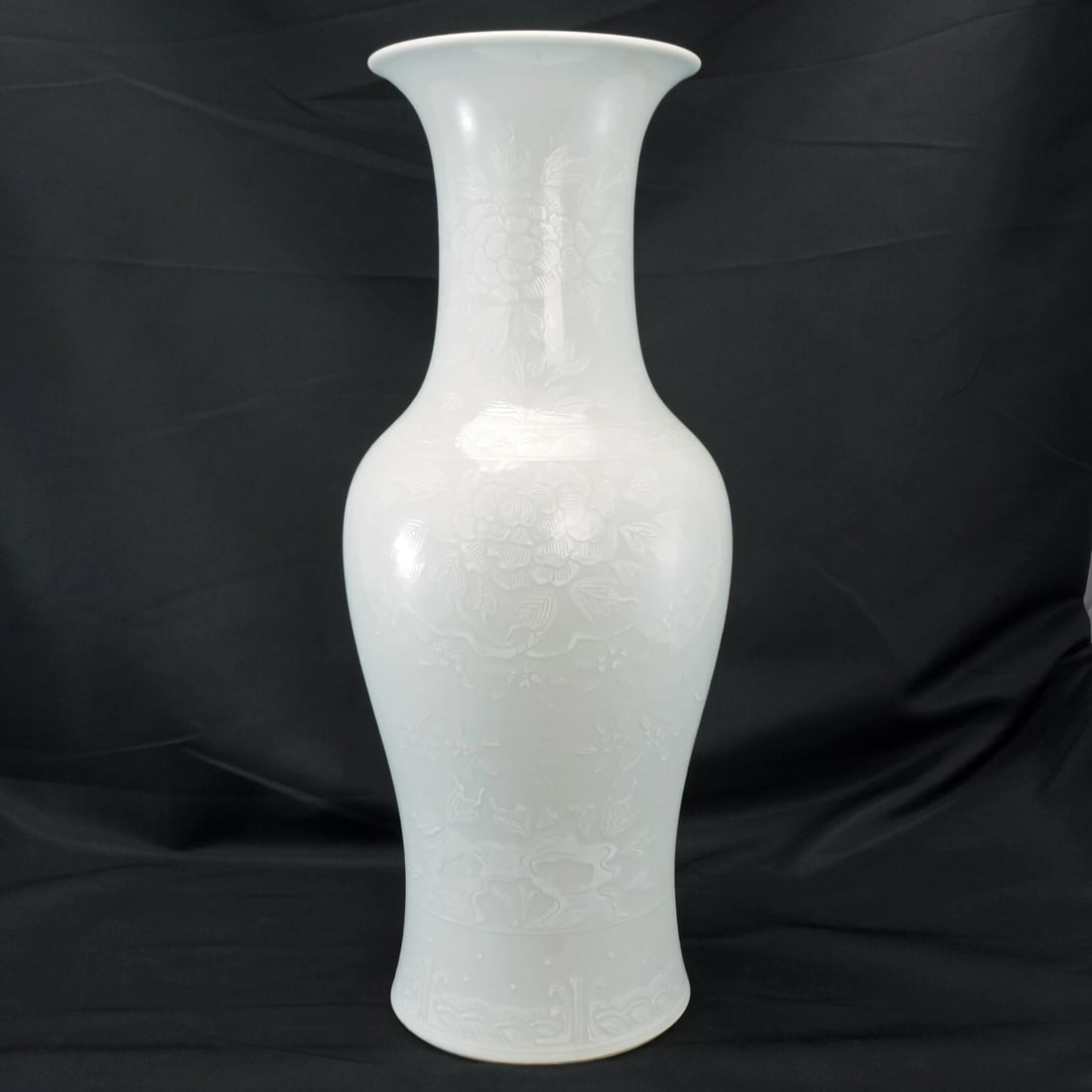 Japanese Bianco Sopra Bianco White Porcelain Vase Circa 1920 (1 of 10)
