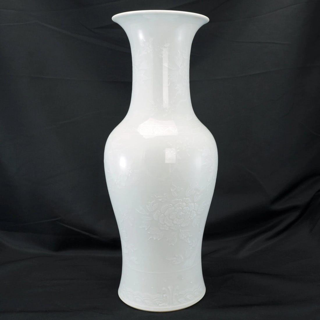 Japanese Bianco Sopra Bianco White Porcelain Vase Circa 1920 - 3