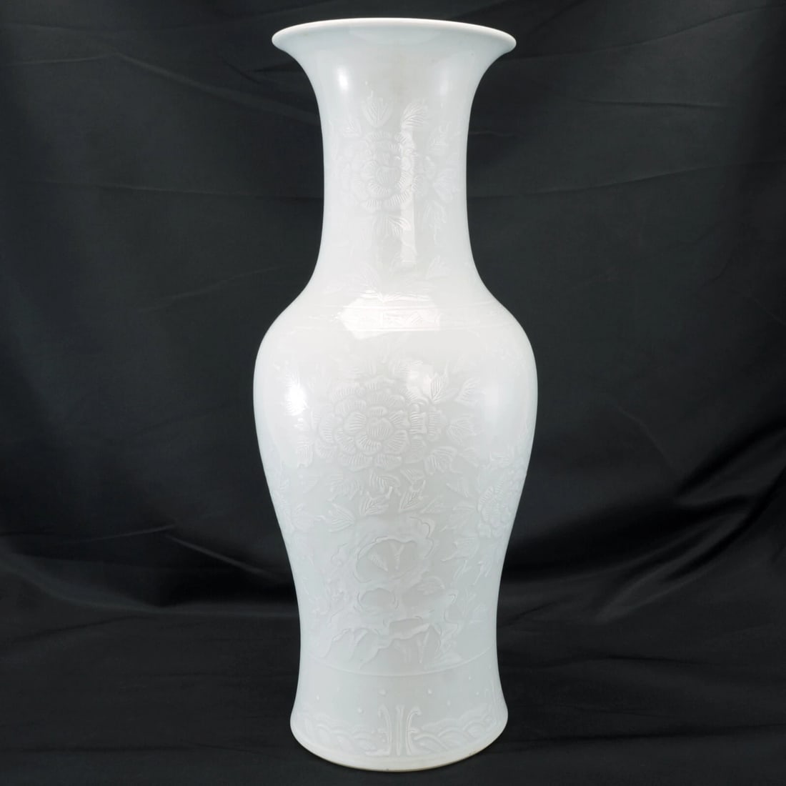 Japanese Bianco Sopra Bianco White Porcelain Vase Circa 1920 - 4