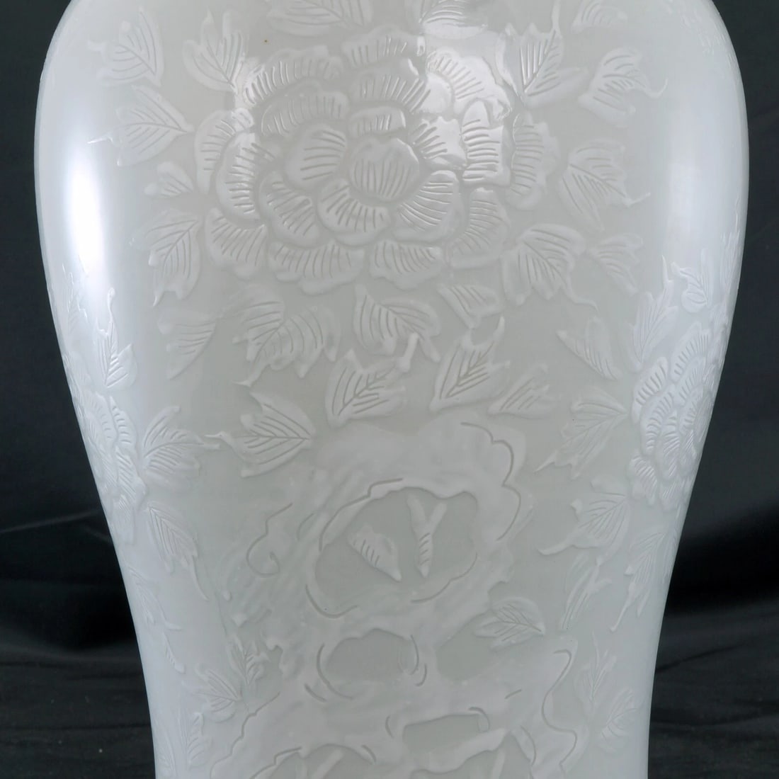 Japanese Bianco Sopra Bianco White Porcelain Vase Circa 1920 - 7