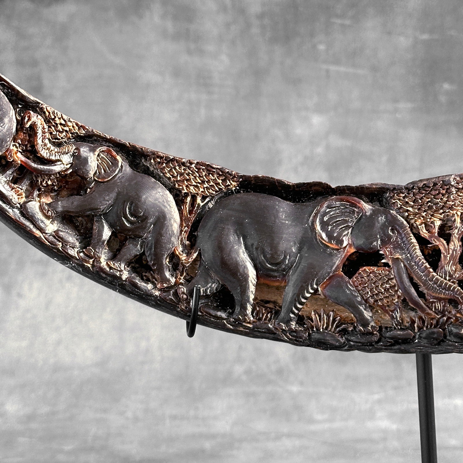 Finely engraved water buffalo horn - Elephants motif - 4