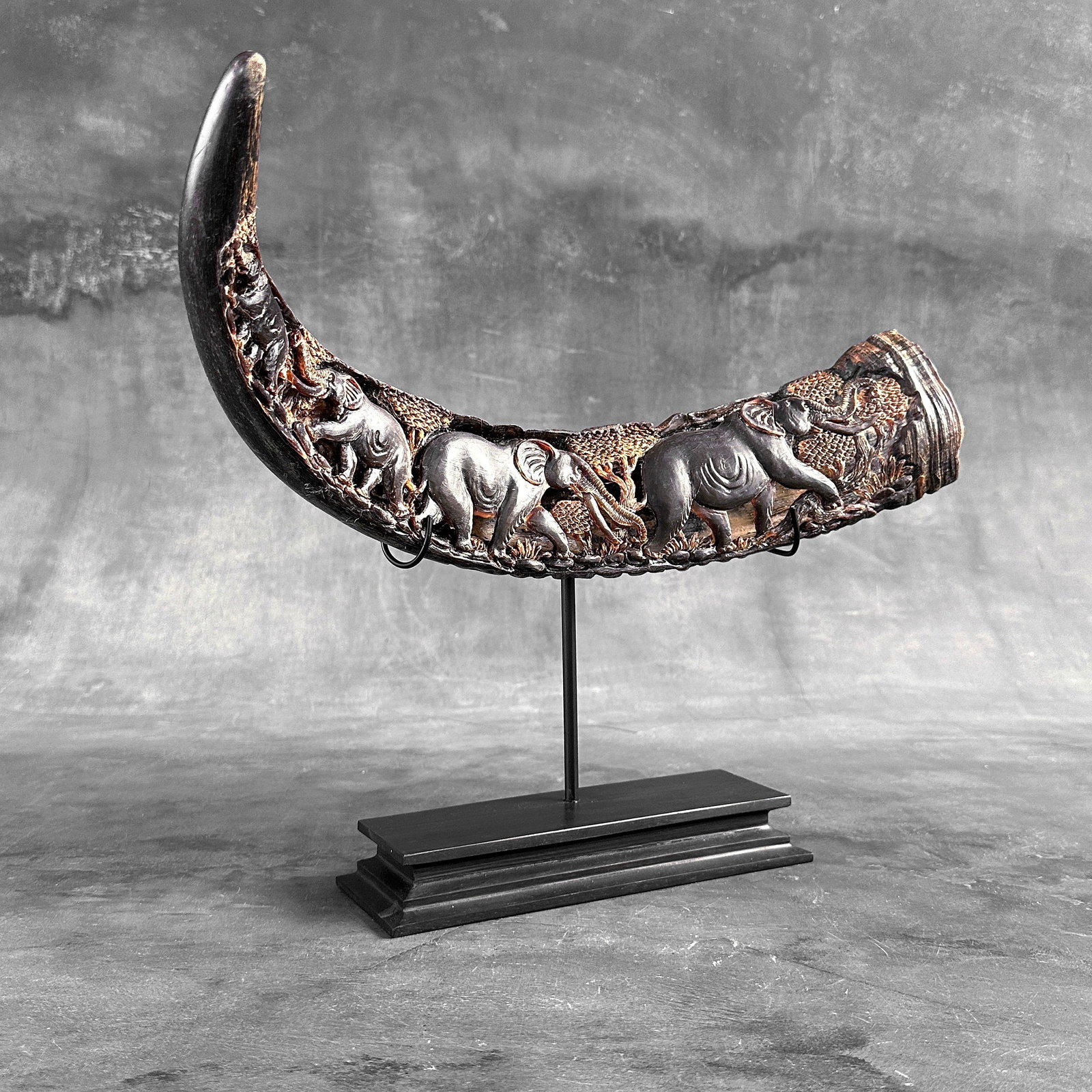 Finely engraved water buffalo horn - Elephants motif - 7