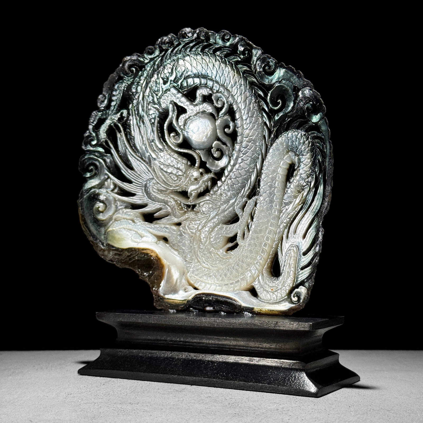 Stunning engraved mother of pearl shell - Dragon motif - 2