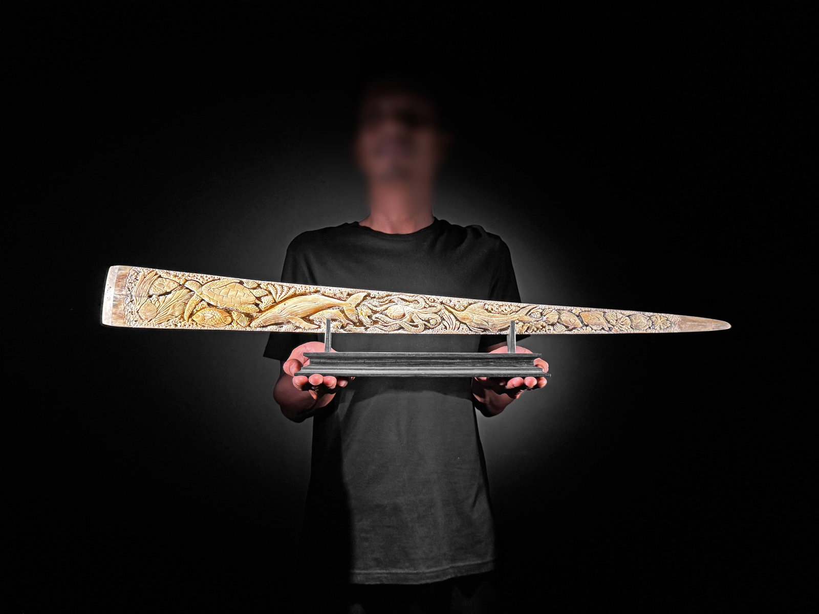 Beautiful engraved Swordfish rostrum - Marine motif: Title: Beautiful engraved Swordfish rostrum - Marine motif Maker:Unknown Origin: Indonesia Date/Period:2026 Materials:Xiphias Gladius, Bone, Wood Dimensions:Length: 81 cm / 31.8 inches