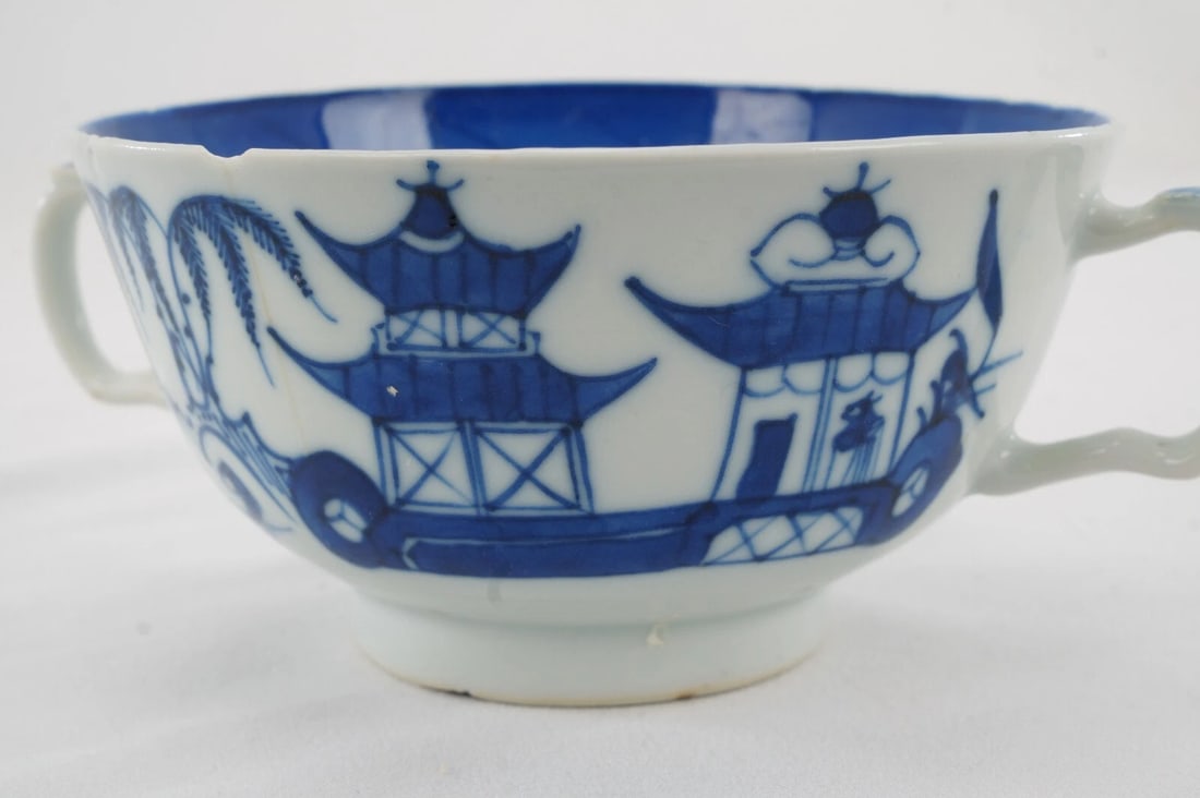Chinese Export Porcelain Canton Pattern Two Handled Bouillon Cup 19th C - 7