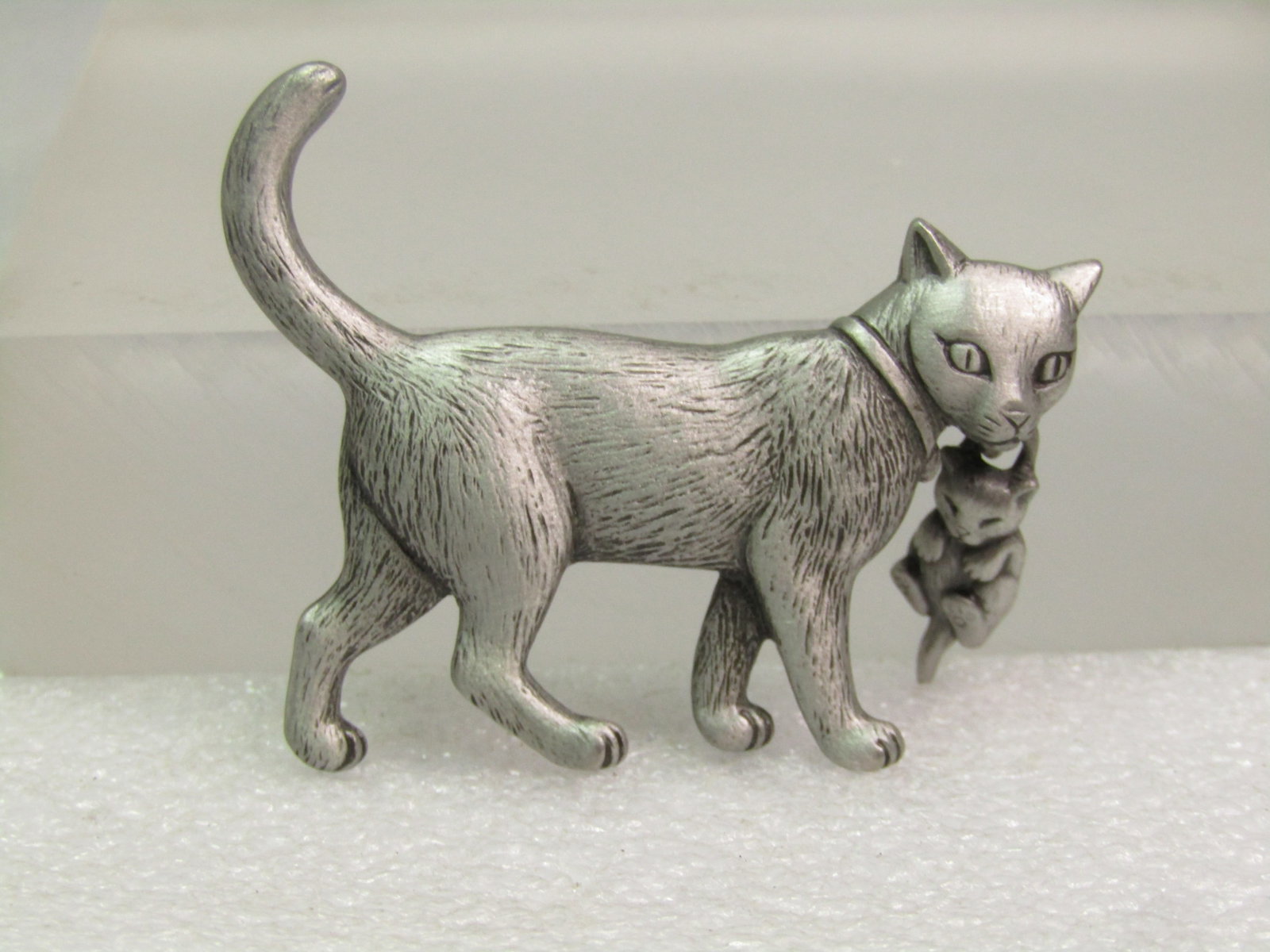 Vintage Mom Cat Carrying Kitten Brooch, Signed JJ, 1980's - 5