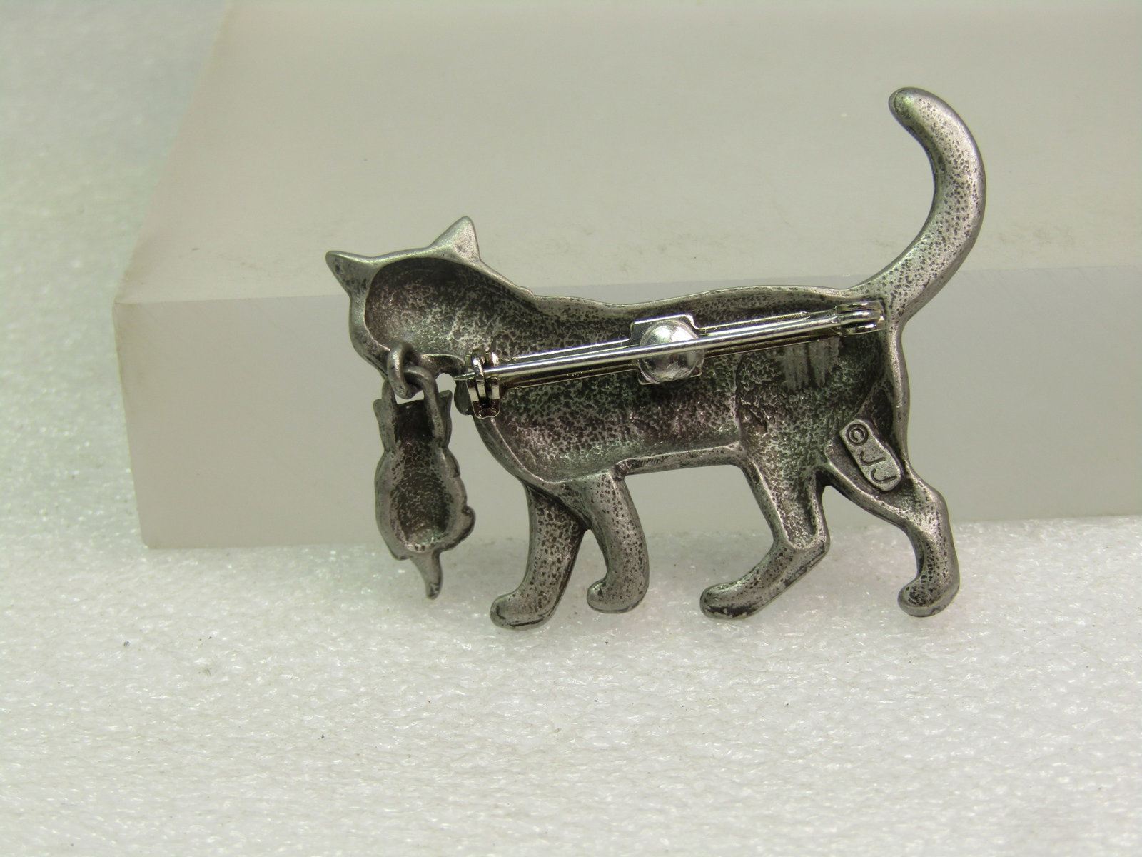 Vintage Mom Cat Carrying Kitten Brooch, Signed JJ, 1980's - 6