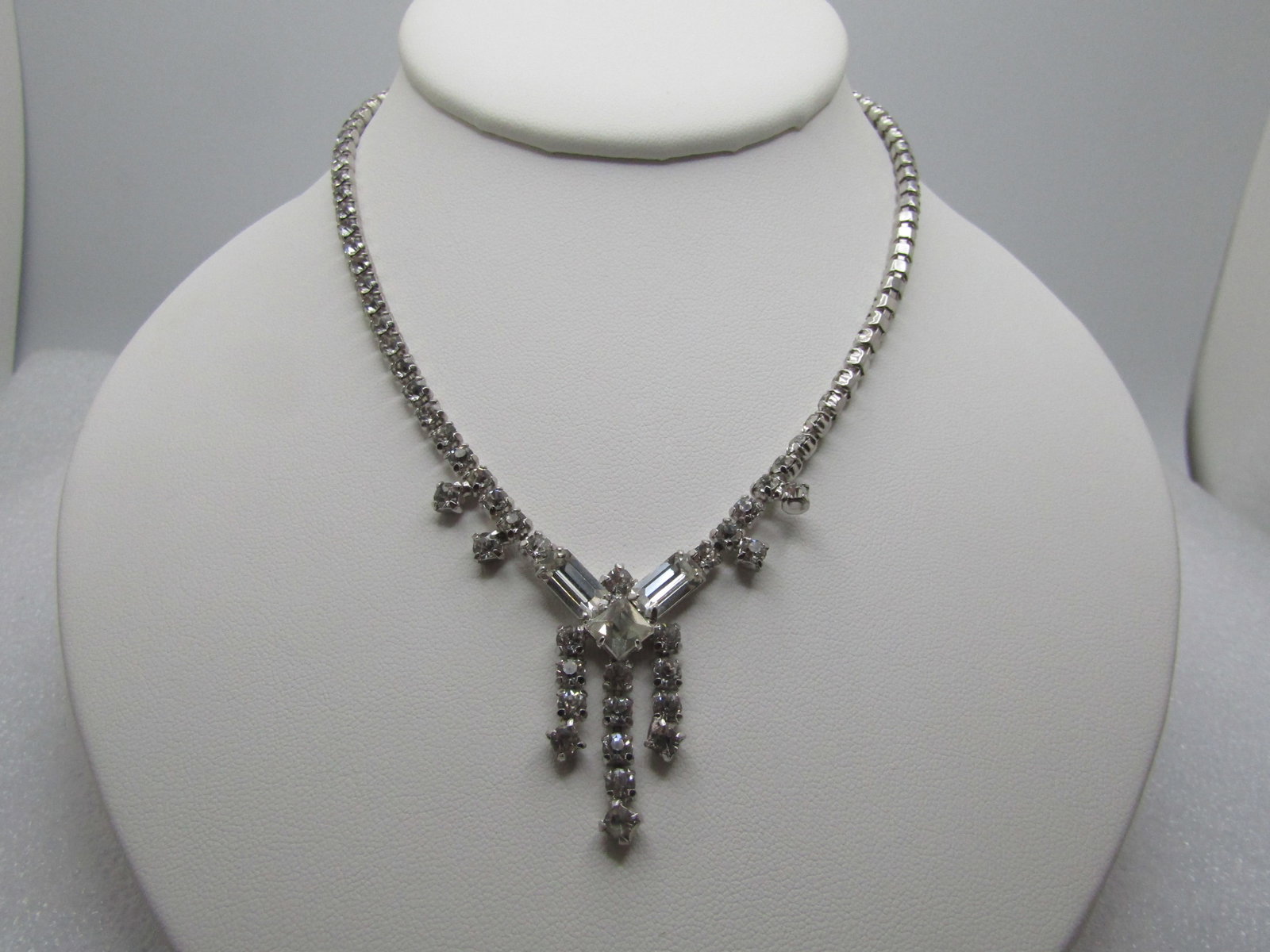 Vintage Clear Glass Rhinestone Necklace, 14.5", Flip Clasp, 1960's-1980's: Title: Vintage Clear Glass Rhinestone Necklace, 14.5", Flip Clasp, 1960's-1980's Description: Vintage Clear Glass Rhinestone Necklace, 14.5", Flip Clasp, 1960's-1980's The necklace is round clear