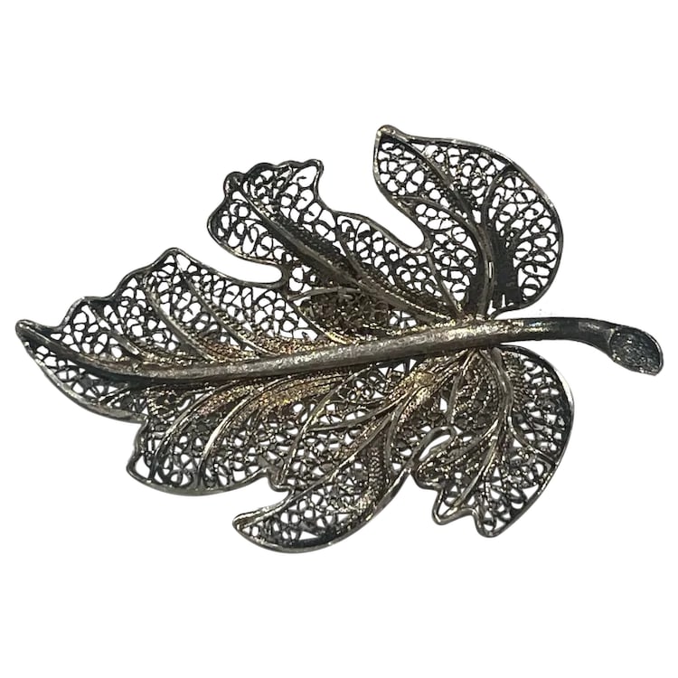 Vintage Sterling Silver Filigree Leaf Brooch from Portugal: Title: Vintage Sterling Silver Filigree Leaf Brooch from Portugal Description: Vintage Sterling Silver Filigree Leaf Brooch from Portugal. Hallmarked: Sterling Silver 925 Portugal. Weighs 4.7 grams. M