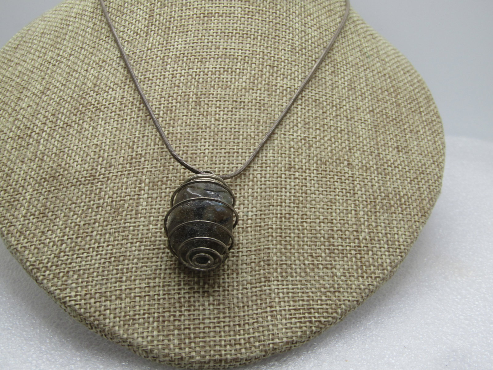 Vintage Sterling Spectrolite/Labradorite Caged Pendant Necklace, 16", 1980's-1990's, Southwestern: Title: Vintage Sterling Spectrolite/Labradorite Caged Pendant Necklace, 16", 1980's-1990's, Southwestern Vibe Description: Vintage Sterling Spectrolite/Labradorite Caged Pendant Necklace, 16", 1980's-