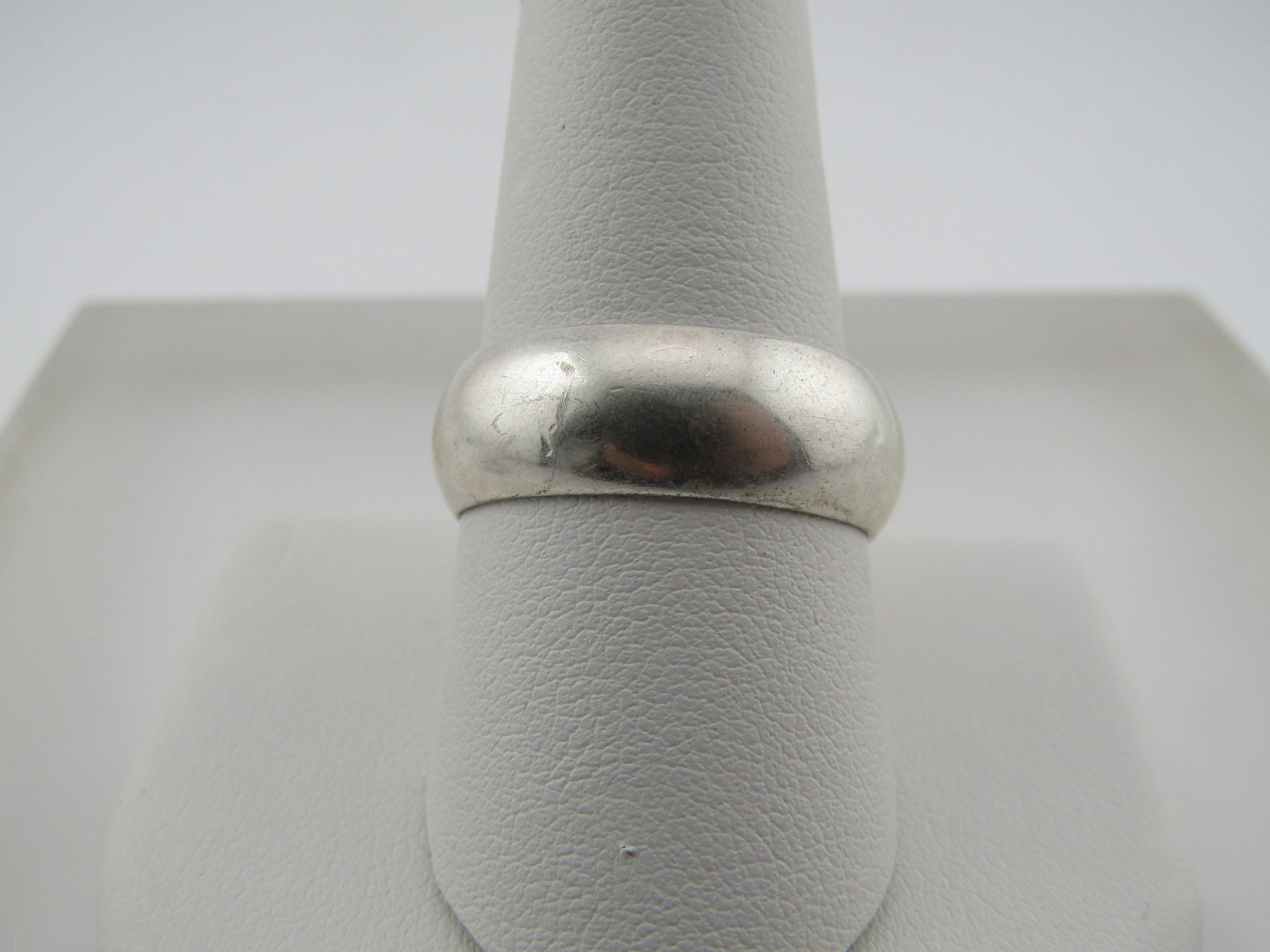 Vintage Sterling 7.5mm Wide Band/Ring, Sz. 10.25 Unisex, 1970's-1980's: Title: Vintage Sterling 7.5mm Wide Band/Ring, Sz. 10.25 Unisex, 1970's-1980's Description: Vintage Sterling 7.5mm Wide Band/Ring, Sz. 10.25 Unisex, 1970's-1980's. Great as a wedding band. This is a sl